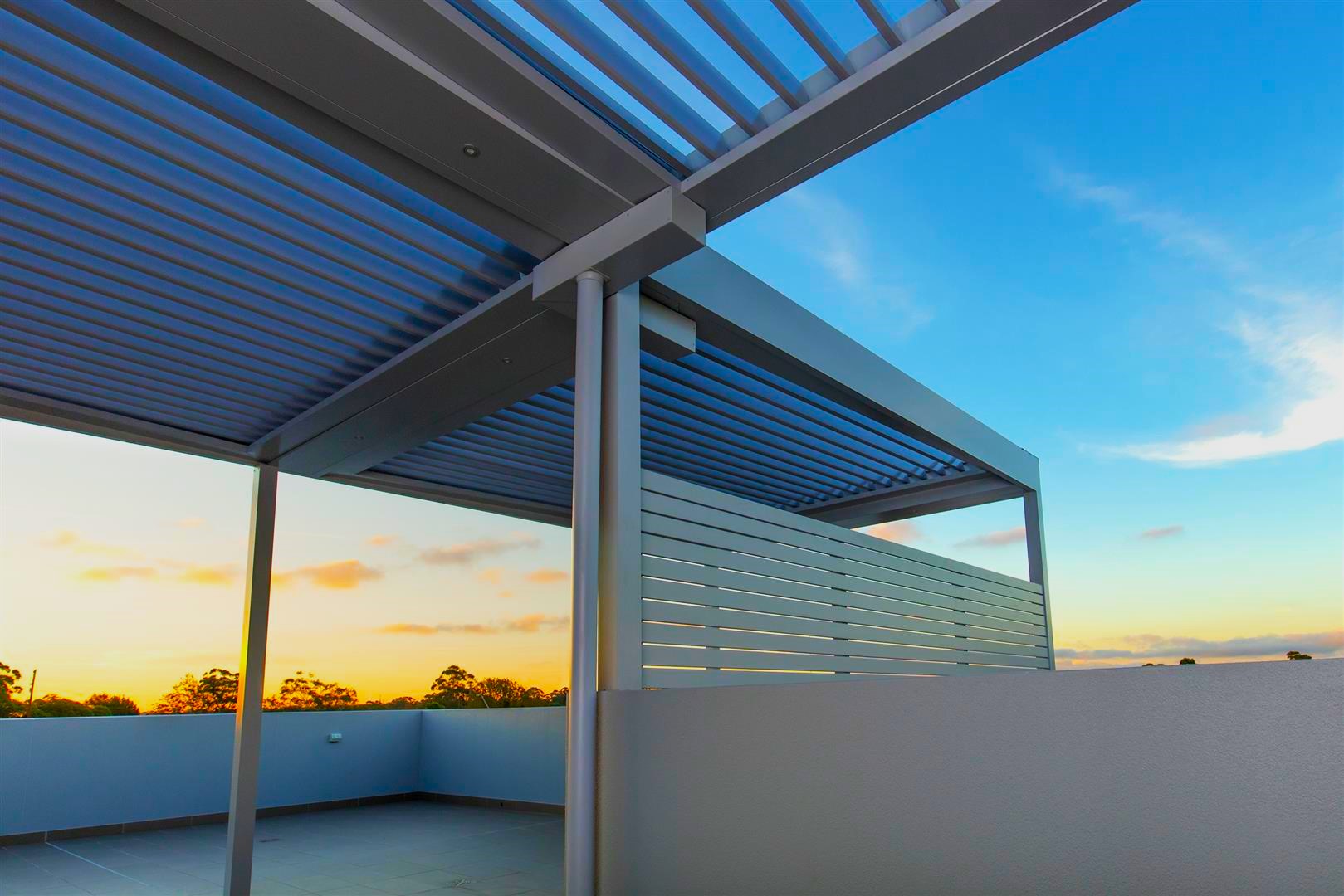 Eclipse - Eclipse aluminium louvre roof and privacy screen over outdoor terrace